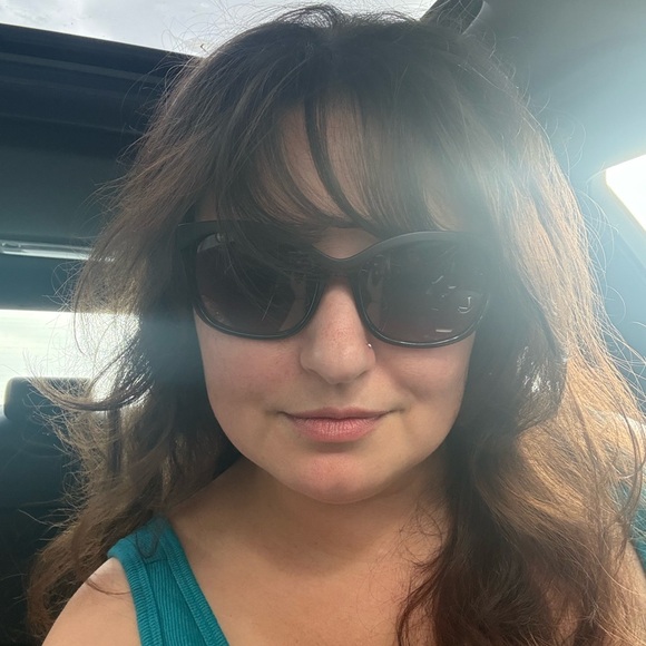 Meet your Posher, Liz - Picture 3 of 5